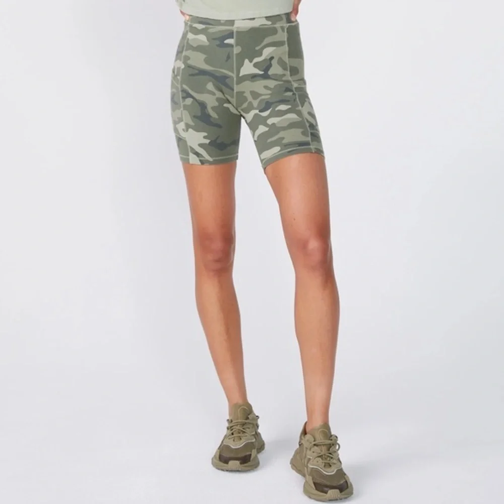 NWT Monrow Olive Camouflage Biker Shorts with Pockets - Picture 4 of 13